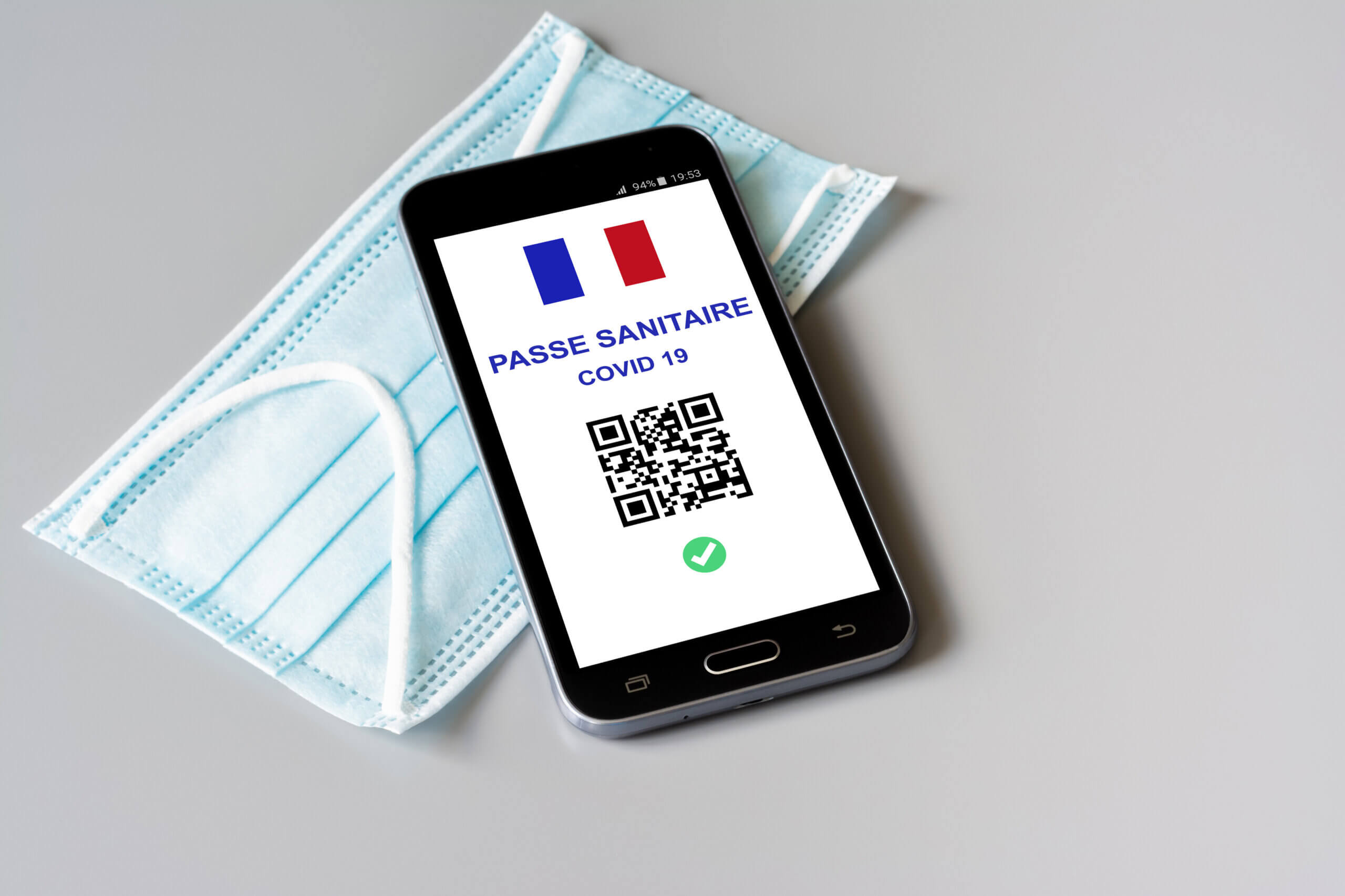 Passe sanitaire Covid-19, application en vigueur le 9 juin 2021 en France. Téléphone portable et masque.